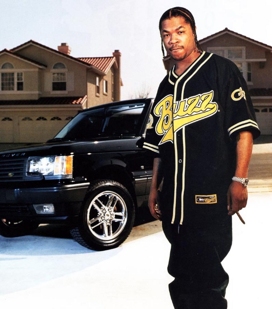 Figura 3. Xzibit, tal como su nombre lo indica, se ha preocupado por exhibir -antes que su música- sus éxitos: autos, oro y mujeres son los bienes más preciados entre los hiphoperos norteamericanos hoy 