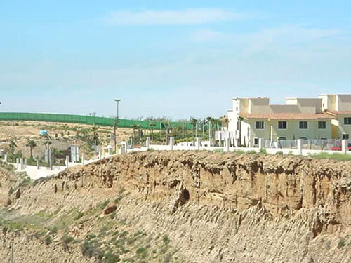 Vista panorámica del fraccionamiento La Isla (Tijuana), con la línea divisoria internacional al fondo. 