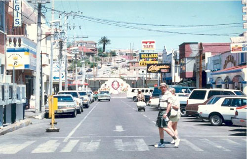 Ciudades yuxtapuestas. Conjunción separada de ambos Nogales. En primer plano Nogales mexicano; al fondo, Nogales estadounidense.