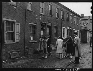 Figura 7. Wilmington, Delaware. Tower Hill School, día de campo para pupilos de tres a dieciocho años de edad. Algunos de los estudiantes secundarios de una clase de ciencia social estudian aparentemente tugurios en callejuelas, 1942 o 1943 [?].