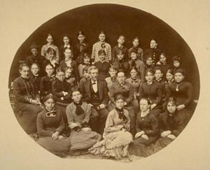 Figura 3. Clase media de la señora Hunt. Fotografías de clases en San Francisco Girls' High School, 1877. Fotógrafo: The A. & A. Lightning Photographic Company. Repositorio: Biblioteca Bancroft. Universidad de California, Berkeley.