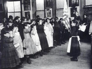 Figura 4. Autor: Jacob Riis. Título: Saludando la bandera en Mott Street Industrial School. Nueva York, c1892. División de Impresos y Fotografías, Biblioteca del Congreso.