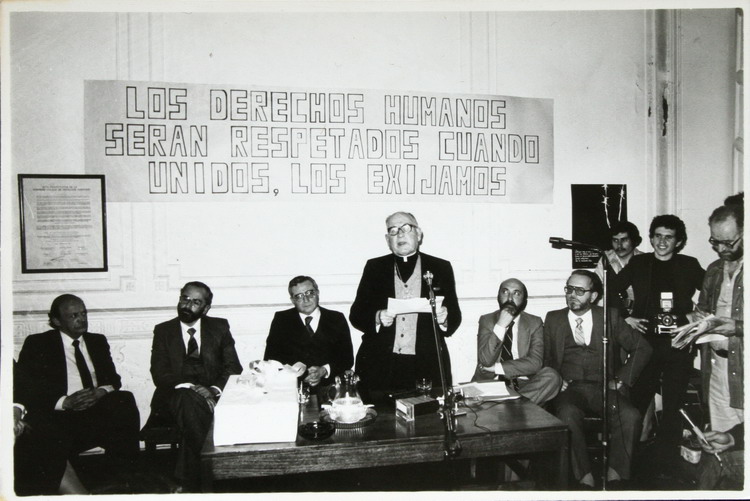 A fines de 1973 un grupo ecuménico conformado por numerosas iglesias y organizaciones civiles formó un grupo independiente de derechos humanos llamado Comité Pro-Paz. Para 1975, el apoyo y defensa a las víctimas de abusos a los derechos humanos puso al Comité en una posición difícil frente al régimen militar, quien finalmente decidió clausurarlo. Buscando nuevas formas de proteger a los chilenos y fiscalizar y denunciar las acciones del Gobierno, el Cardenal Raúl Silva Henríquez fundó la Vicaría de la Solidaridad. Su trabajo se enfocó en dos grandes áreas, la defensa de los Derechos Humanos y la promoción de los mismos, prestando asesoramiento jurídico a más de 257.000 personas, presentando más de 4.500 recursos de amparo, y abriendo más de 5.000 procesos judiciales en defensa de los acusados o por denuncia de abusos. Su labor motivó campañas y persecuciones desde la dictadura militar, que trató de confundir al pueblo chileno y a la opinión internacional presentándola como un refugio de terroristas y una organización de carácter político. Muchos de sus miembros sufrieron detenciones y encarcelamientos, amenazas de muerte y la expulsión del país.