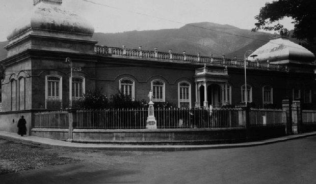 Figura 6. Antiguo Palacio Amador (Archivo Histórico de Antioquia). Construido en 1980, la perdurabilidad de esta edificación queda entorpecida ante los cambios a los cuales la ciudad debía empezar a someterse en materia de construcción vial. Por consiguiente, el edificio termina siendo demolido con motivo de la ampliación de la Avenida Oriental.