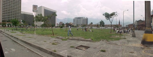 Figura 7. Plaza de Cisneros durante finales de la década del noventa. Al frente se observa el Centro Administrativo La Alpujarra y al fondo el Edificio EPM, conocido popularmente como el Edificio Inteligente (Escuela de Hábitat CEHAP, Universidad Nacional de Colombia, sede Medellín).