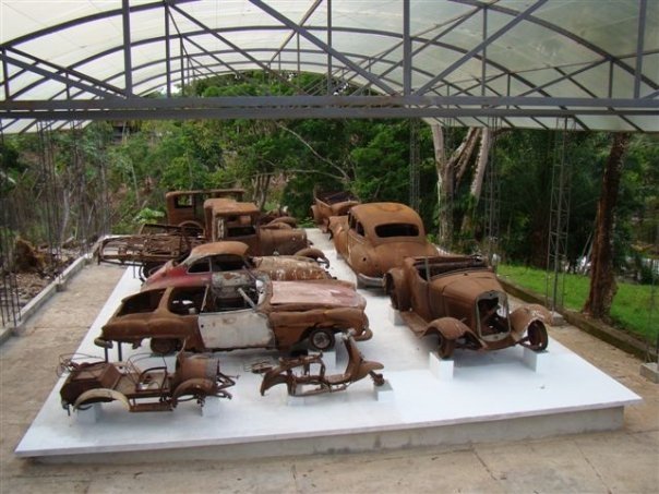 Figura 2. Colección de autos clásicos de Pablo Escobar, hacienda Nápoles. Imagen tomada del grupo de Facebook Ruta Turística "Pablo Escobar Tour", 2011.