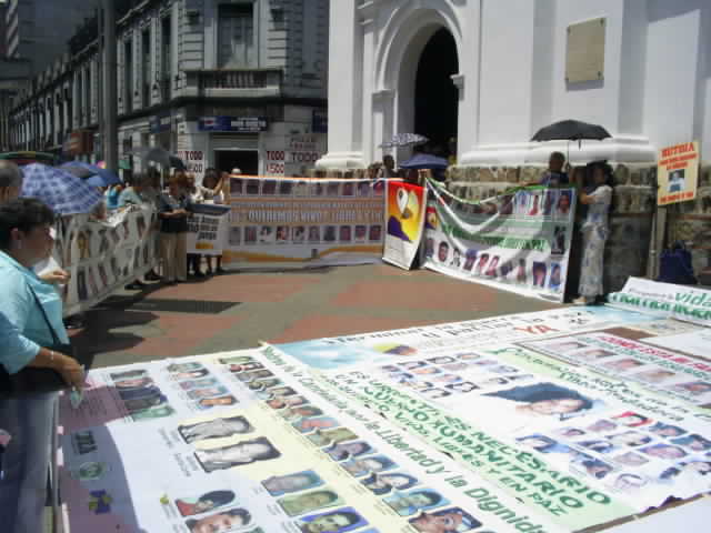 Figura 4. Plantón por los secuestrados y desaparecidos en el país, sobre el atrio de la Iglesia de Nuestra Señora de la Candelaria. Acto liderado por la Asociación Caminos de Esperanza Madres de la Candelaria, todos los viernes a las 2:00 p.m. Las Madres de la Candelaria Línea Fundadora lo realizan los miércoles a las 12:00 am (fotografía del autor).