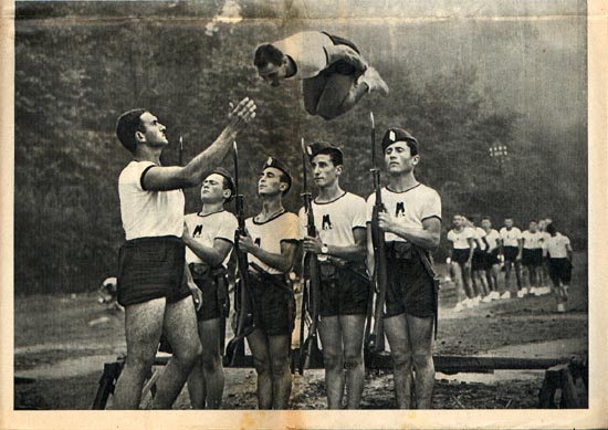 En la fotografía, jóvenes italianos hacen gala de su destreza, característica deseable en todo varón fascista. Imagen: "La Marcia della Giovinezza", publicada en octubre 1940, cuatro meses después de la entrada de Italia a la guerra.