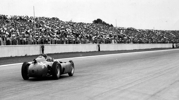 Juan Manuel Fangio en el Gran Premio de Fórmula 1 de Buenos Aires. Autódromo Óscar y Juan Gálvez, Buenos Aires, 1956. 