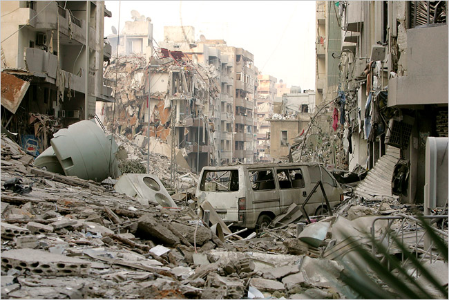 Figura 7. "A scene of destruction in southern Beirut on Tuesday. According to the U.N., about 500,000 Lebanese are thought to have left their homes to escape the violence" (fuente: NY Times, 18/7/2006).