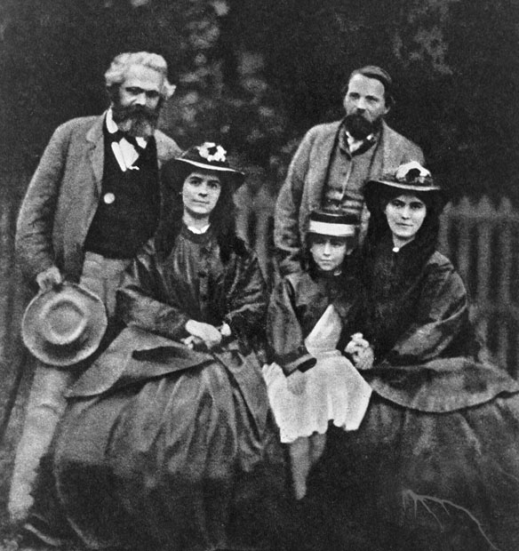 Jenny, Laura, Eleanor y Karl Marx con Friedrich Engels (1864).