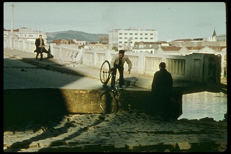 Bicicleta en puente Pedro de Valdivia. Diapositiva Sr. Rodol