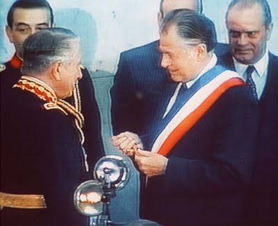 Figura 6. Pinochet hace entrega de la banda presidencial (elclarin.cl).