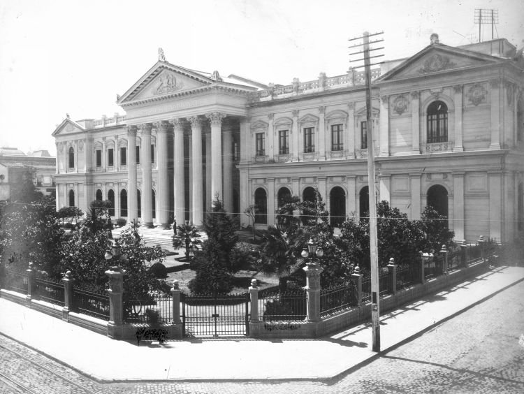 Figura 9. Edificio del ex Congreso Nacional en Santiago.