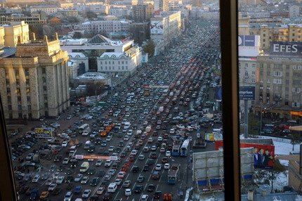 Moscú. Es evidente que la imposición de las autopistas, como lo ha expuesto Johnson, ha desembocado en un una especie de aislamiento que dificulta el flujo de información que de manera natural ofrecen las calles.