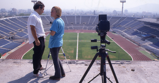 Figura 4. Carmen Luz Parot rodando el documental "Estadio Nacional".