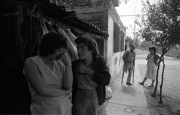 Figura 3. Afuera de la olla común, Santiago, 1987 © Marcelo Montecino.