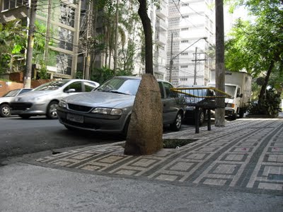 Alameda Casa Branca y el monumento a Marighella en 2012. A pesar de ser discreto y poco visible, ha sido vandalizado en varias ocasiones. Fotografía del autor. 