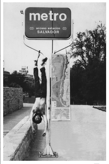 Fig. 2. Elías Adasme y Foto mujeres de la AFDD encadenamiento en el ex Congreso Nacional (no encontré ninguna de buena resolución) Pie de foto: “Intervención urbana de Elías Adasme Por Chile, 1979”.