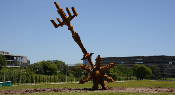 Figura 5. Escultura en Parque de la Memoria.