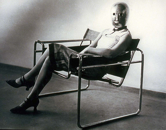 Figura 7. La Bauhaus. La escuela de la Bauhaus fue una escuela de diseño, fundada por Walter Gropius en la Republica de Wiemar en 1919, que ejerció una fuerza predominante en el campo de las artes y de la arquitectura. Personajes de renombre como Gerrit Rietveld, Mies Van de Rohe, Marcel Breuer y László Moholy-Nagy fueron parte de su planta docente. Su enseñanza se basó en el uso honesto de los materiales, siguiendo un patrón de creación que buscó unificar la funcionalidad y la belleza. Utilizando las técnicas y procedimientos de la industria en serie, la Bauhaus quiso democratizar y des-elitizar el diseño, haciéndolo accesible a un público amplio. La preocupación que pusieron en los detalles y por el uso de la técnica generó piezas que se han convertido en estándares del buen diseño hasta nuestros días. L.P. Silla Wassily, una de las primeras pieces diseñadas en acero tubular –Marcel Breuer, 1925.