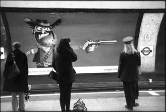 Figura 4. Fotografía callejera y espacios publicitarios. Fotografía de Richard Bram.