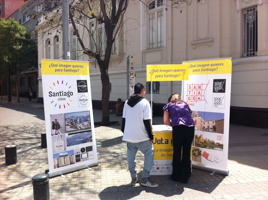 Proceso de votación pública para el nuevo logo de Santiago.