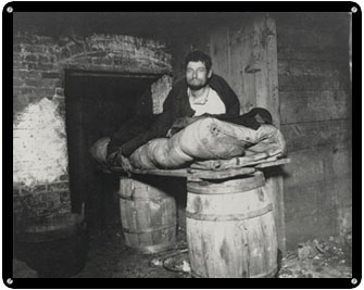 Figura 2. Jacob Riis, Como vive la otra mitad – bifurcaciones 08. En la Colección Reserva de nuestro número 08, presentamos un extracto del texto “Como vive la otra mitad”, de Jacob Riis. Mediante un trabajo de campo que usa la fotografía como principal instrumento de registro, análisis e investigación, Riis revisó la dura realidad de la clase trabajadora en la nueva y rica economía de la ciudad de Nueva York. Su texto nos da un ejemplo vivo de cómo no sólo la periferia es un lugar donde opera la marginacion. También en el centro la clase trabajadora puede ser hacinada, e instalada en condiciones insalubres y muchas veces inhumanas. // L.P.