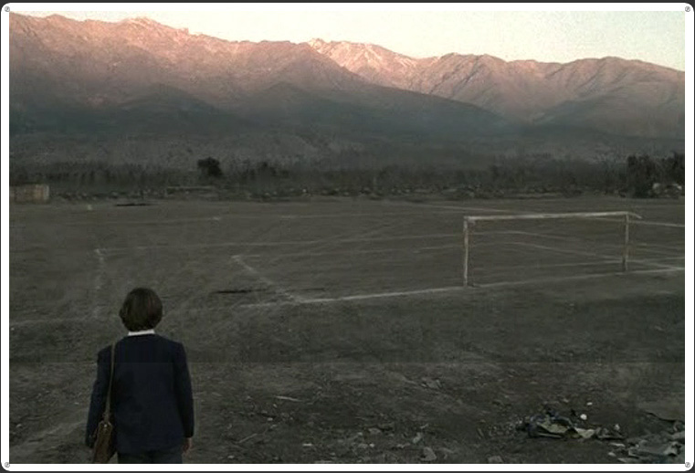 Figura 8. Machuca, de Andrés Wood. En el marco del agitado ambiente político, económico y social de comienzos de los setenta en Chile se sitúa “Machuca”, film de Andrés Word basado en la novela de Eledín Parraguez “Tres años para nacer”. Centrando su mirada en la relación de dos niños de 11 años (Gonzalo y Pedro), la historia recorre las desigualdades sociales y la abrupta erradicación de campamentos precarios impulsada por la Dictadura. Los personajes de la historia se conocen gracias a un programa de integración implementado por sacerdotes católicos que buscaban igualar las condiciones de educación. La historia se tensiona entre la opulenta vida de Gonzalo y la marginalidad en que vive Pedro. El río, que separa ambos vecindarios, aparece como una barrera natural entre ambos mundos, división que no se siente en los niños sino hasta el final de la película, cuando durante el desalojo de los pobladores Gonzalo hace referencia a su condición de habitante de “el otro lado del río”, para evitar ser arrestado junto con su amigo. El cierre de la historia nos muestra, por un lado, el continuo enriquecimiento de la familia de Gonzalo, reflejado en un cambio de casa, mientras que por otro la erradicación de los pobladores del terreno ilegal. Se exhibe la vista del descampado, alguna vez punto de encuentro entre los dos lados del río, ahora vacío y solitario. //L.P.