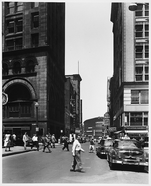 Intersección calles Washington y Court, Boston, 1954-59 - Fotografía perteneciente a la colección Kevin Lynch y Georgy Kepes de los Archivos MIT LIbraries