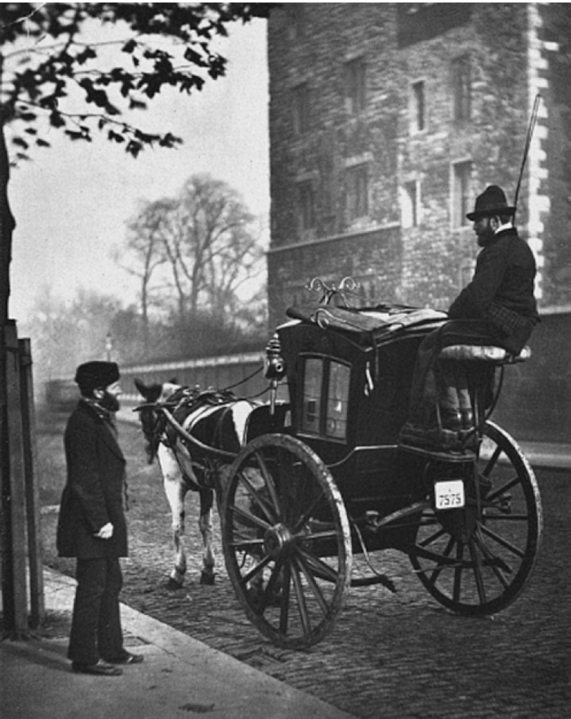 Fig. 9. Cochero de Londres; John Thomson y Adolphe Smith, "Street Life in London", 1877-1878. El valor de las fotografías de Thomson como documentos y de los textos que las acompañan, está tanto en su capacidad para mostrar personajes y escenas de la vida cotidiana en Londres como por trasparentar su propia perspectiva respecto del rol de su trabajo. Los artículos que siguen a las imágenes evidencian una voluntad subyacente, la de presentar a los personajes retratados como ejemplos tipo de un grupo social al que se le quiere limpiar de un estigma, adjudicándoles cualidades apropiadas según la moral burguesa, como evidencia el texto referido a los Cocheros de Londres: “Esta antigua cuestión está alcanzando una nueva fase. No hay grupo de hombres más abusado en la vida que los cocheros de Londres, pero acontecimientos y noticias recientes han ayudado, al menos en parte, a quitar la culpa de sus hombros” (Thomson y Smith, 1994).