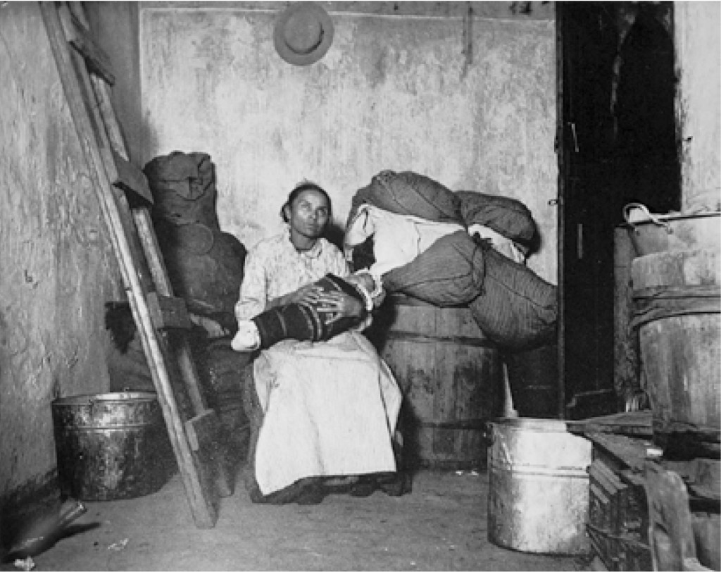 Fig. 10. Mujer del Lower East Side. Jacob Riis, 1880-1890.