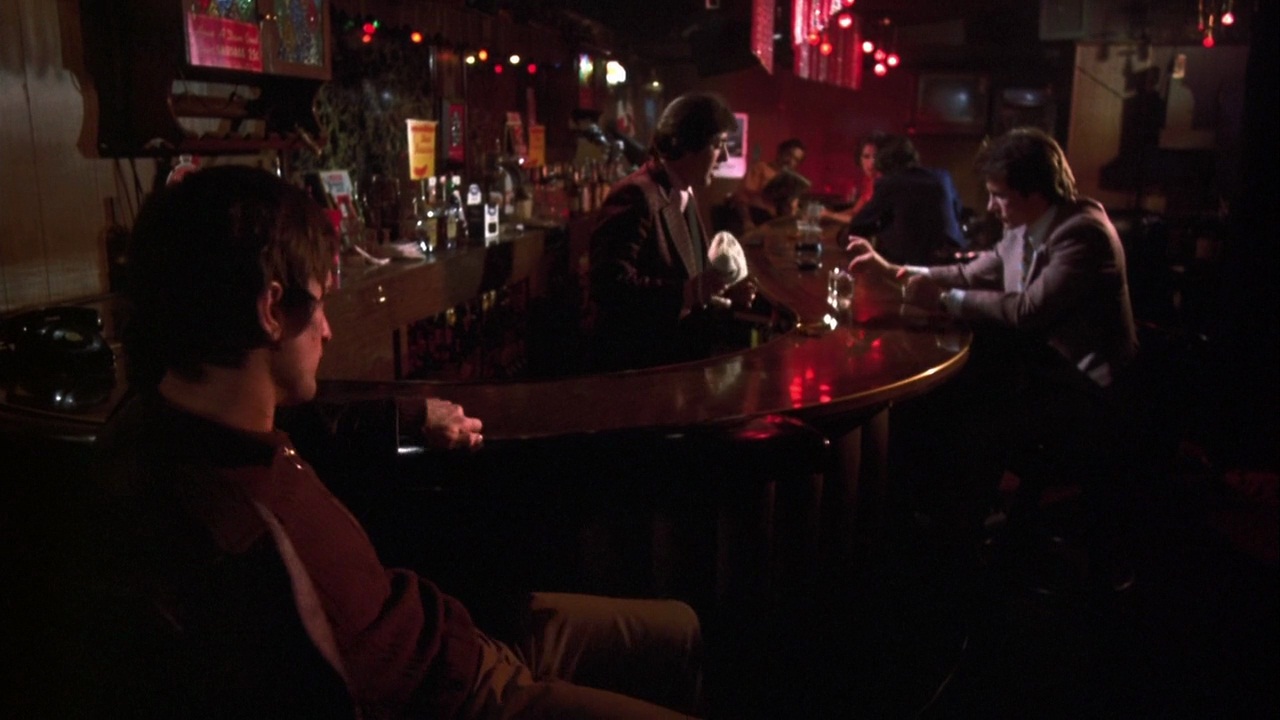 Fig. 4. Johnny Boy (Robert De Niro, a la izquierda) y Charlie (Harvey Keitel, a la derecha) en el bar de siempre, pensando la vida en su acción parroquiana. Martin Scorsese, Mean Streets, 1973.