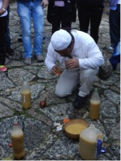 Fig. 13. Ceremonia de consagración de la chicha. Guatavita. Fuente: fotografía Ana María Carreira