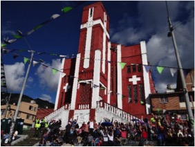 Fig. 4. Festival de la Chicha, enero de 2013.Iglesia Jesucristo obrero (1934). Fuente: Archivo de prensa. Alcaldía local de Santa Fe