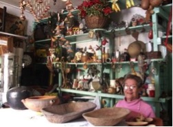 Fig. 8. Tienda de la abuelaDoña Yolanda García ha conservado intacta esta tienda que viene desde su abuela Ana Elia Guevara viuda de García. Contiene elementos típicos como los muebles y la decoración de una chichería del periodo colonial. Fuente: fotografía Ana María Carreira