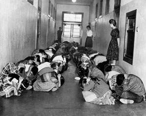 Entrenamiento de duck and cover en la Escuela Elysian Heights School, 1962.