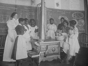 Niñas negras en clase de cocina