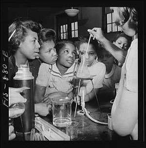 Clase de ciencia en una escuela secundaria para negros.