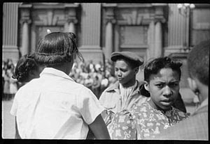 Afuera de una escuela secundaria para negros, Chicago, Illinois