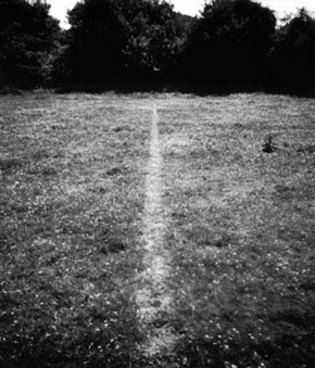 A Line Made by Walking, de Richard Long	. 1967, Bristol, Inglaterra. 